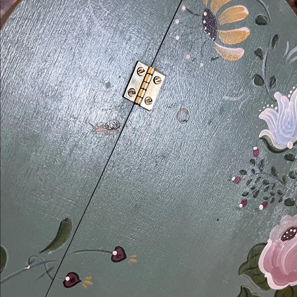 Heart-Shaped Wooden Handpainted Green Floral Velvet-lined Box - Picture 5 of 7